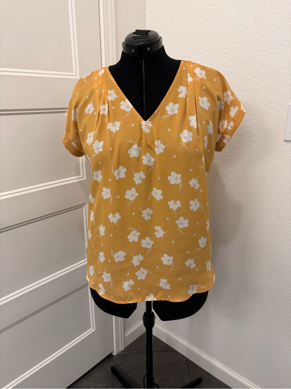 Simply Vera Vera Wang Mustard Yellow Floral V-Neck Blouse